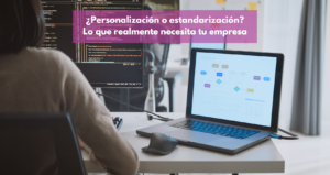 Comparación entre soluciones personalizadas y estandarizadas en RRHH, destacando sus ventajas y desafíos.