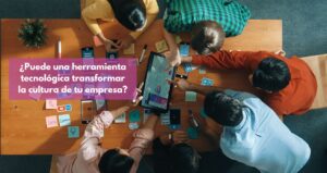 Representación visual de un equipo diverso colaborando fluidamente alrededor de una interfaz digital personalizable, simbolizando el impacto del low-code en la cultura empresarial y la colaboración.