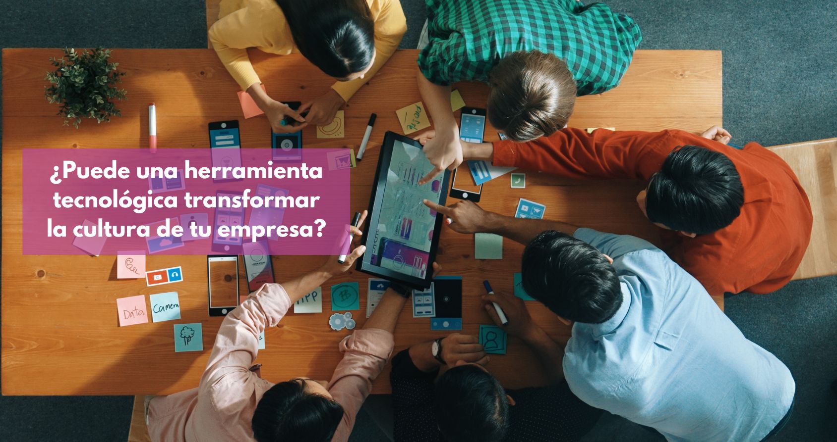 Representación visual de un equipo diverso colaborando fluidamente alrededor de una interfaz digital personalizable, simbolizando el impacto del low-code en la cultura empresarial y la colaboración.