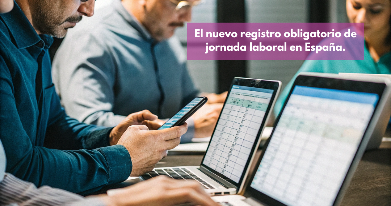 Personas trabajadoras utilizando dispositivos digitales (móviles y ordenadores) para registrar su jornada laboral, simbolizando la transición hacia un sistema digital obligatorio y adaptable a cada empresa.