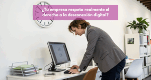 Una persona levantándose de su escritorio en una oficina moderna, apagando la pantalla del ordenador o guardando su dispositivo, con una expresión de alivio y preparación para irse. Al fondo, un reloj de pared o de escritorio marca la hora del fin de jornada, simbolizando un entorno laboral que respeta el derecho a la desconexión digital.