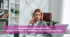 Una directora de Recursos Humanos sonríe mientras trabaja en un ordenador, rodeada de gráficos y datos que demuestran la eficiencia y la flexibilidad de la automatización de RRHH con low-code, un software que elimina las barreras de las licencias y la programación.