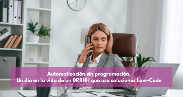 Una directora de Recursos Humanos sonríe mientras trabaja en un ordenador, rodeada de gráficos y datos que demuestran la eficiencia y la flexibilidad de la automatización de RRHH con low-code, un software que elimina las barreras de las licencias y la programación.