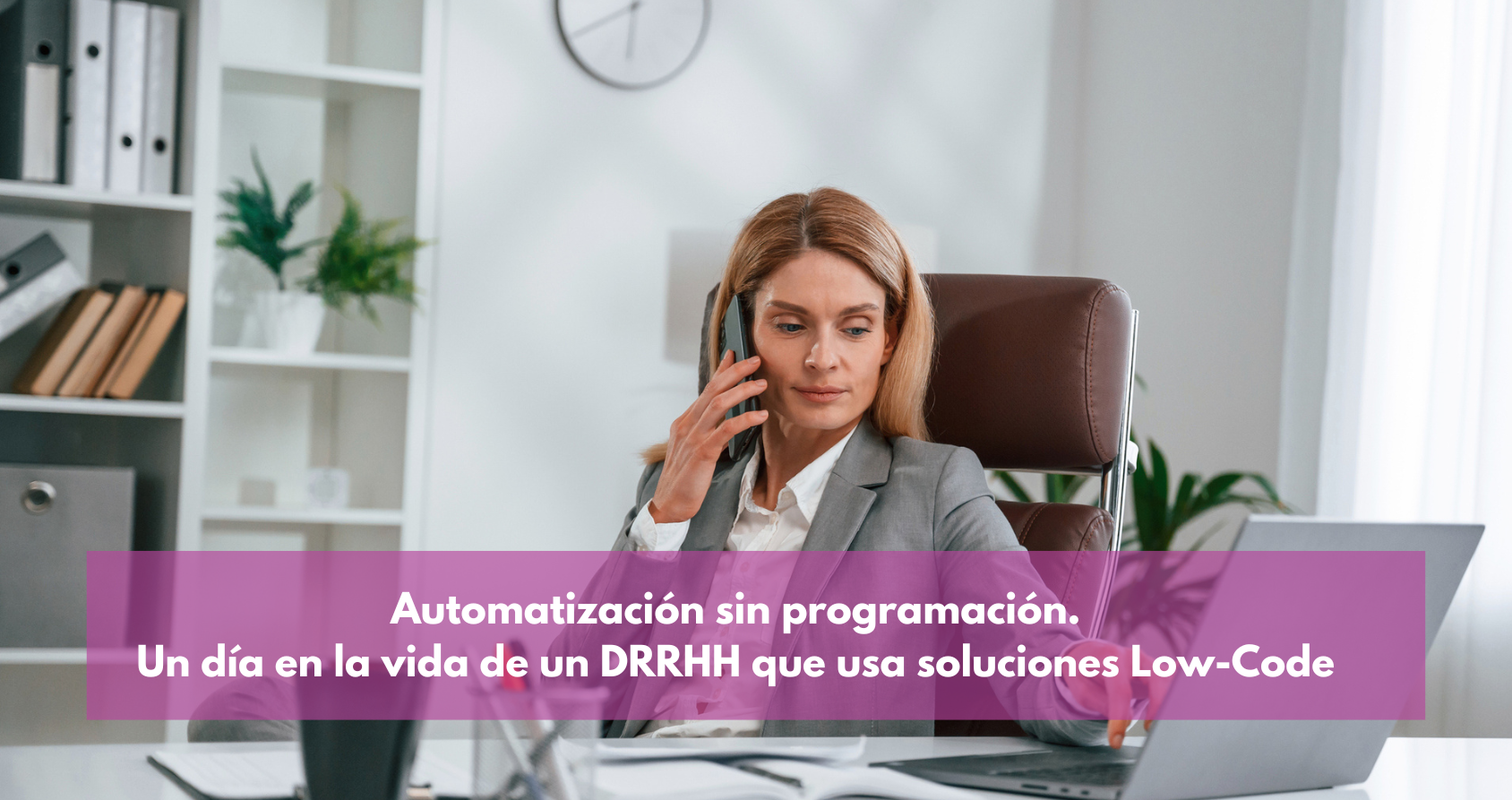 Una directora de Recursos Humanos sonríe mientras trabaja en un ordenador, rodeada de gráficos y datos que demuestran la eficiencia y la flexibilidad de la automatización de RRHH con low-code, un software que elimina las barreras de las licencias y la programación.
