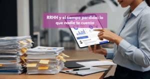 Ilustración de un profesional de RRHH usando una aplicación de gestión low-code en un dispositivo móvil, liberándose de la pila de papeles de gestión manual y centrándose en el talento