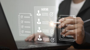 Interfaz digital de gestión de talento y aplicaciones RRHH sobre un ordenador portátil, representando la automatización de procesos y la digitalización eficiente en el departamento de recursos humanos de una empresa moderna.