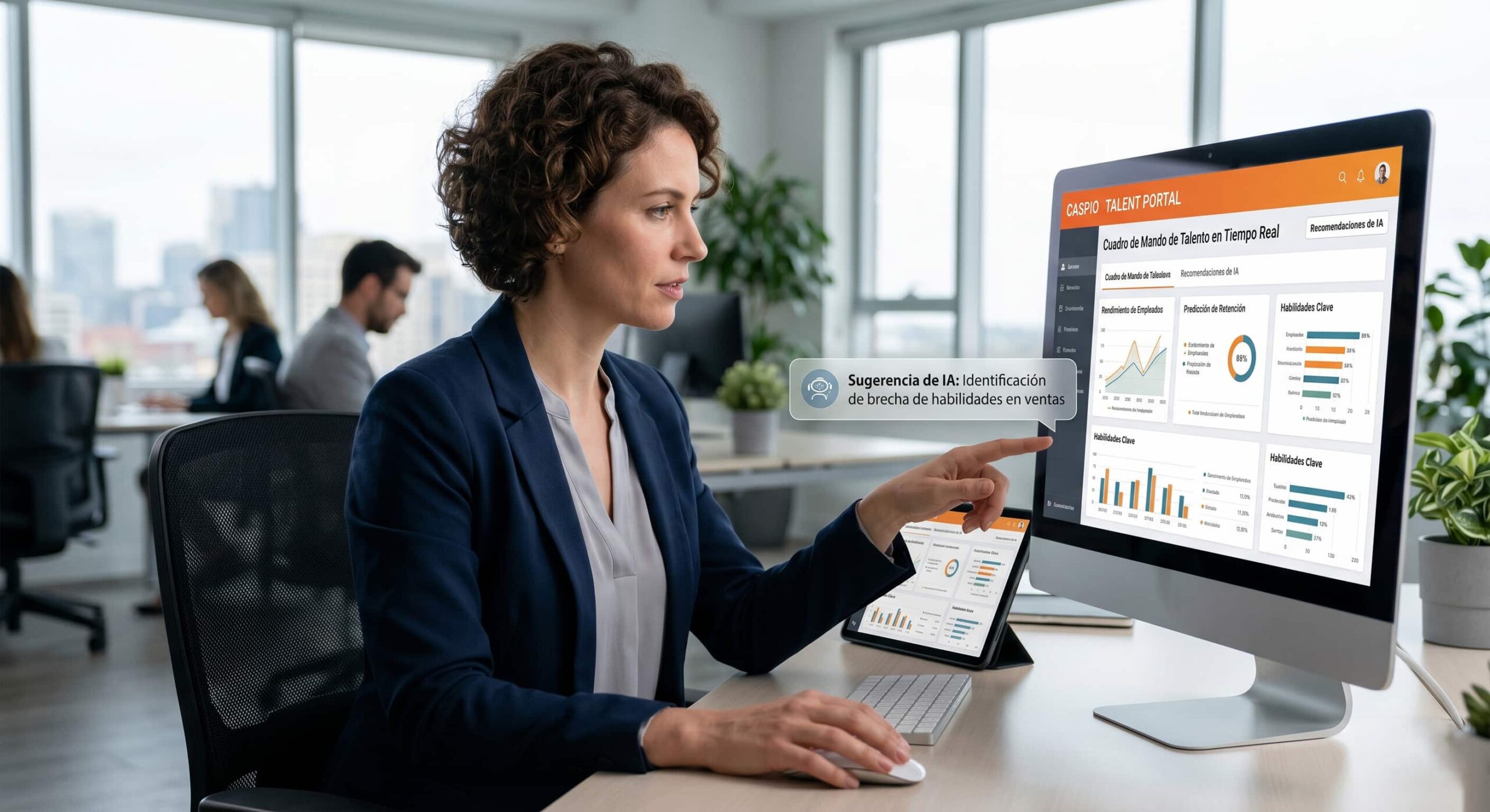 Profesional de RRHH consultando datos de talento en tiempo real con IA integrada en Caspio