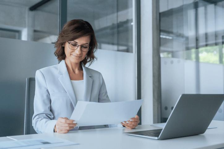 Responsable de RRHH corporativo revisando panel de cumplimiento CAE multiplanta